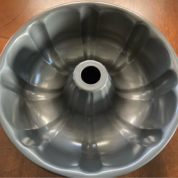 NEW Teflon Bundt Cake Pan - Picture 7 of 11